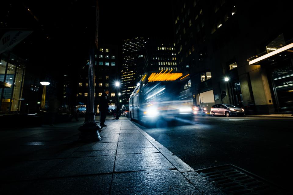 Un autobus urbain qui passe la nuit